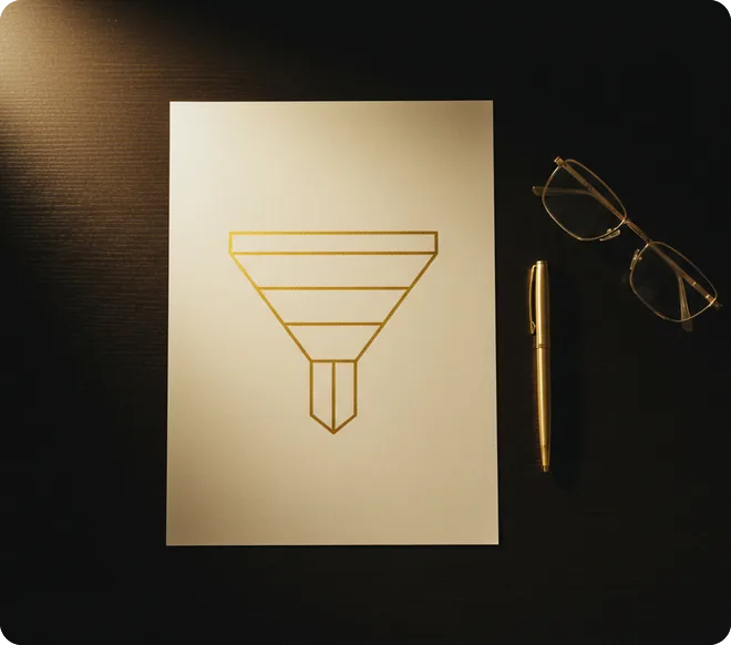 Relatório impresso com um funil desenhado a ouro sobre a mesa